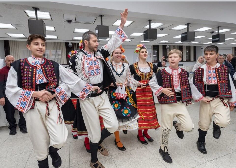 One example of the many community performances you will see at the holiday party. (2022 photo by Candace Jordan)